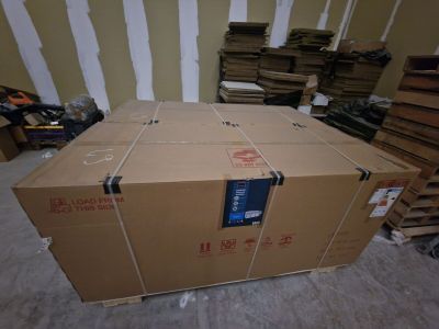 un grand carton posé par terre dans une pièce