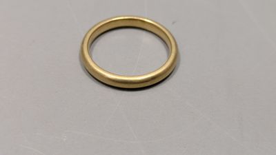 gros plan d'une bague en or sur une table