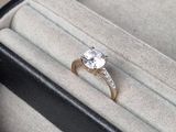 une bague posée dans une boîte par terre
