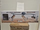 une boîte sur laquelle sont posées une paire de lunettes