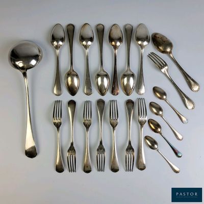 beaucoup de cuillères et de fourchettes en argent sur la table