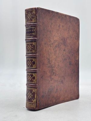 un vieux livre posé sur une surface blanche
