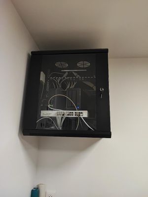 une photo d'une armoire remplie de câbles