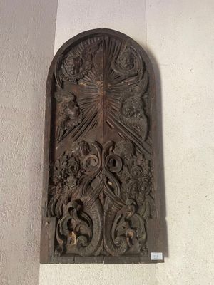 une plaque en bois accrochée au mur d'un immeuble