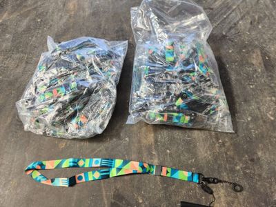 un gros plan sur deux sachets de Lego et un cordon