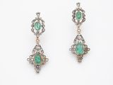 une paire de boucles d'oreilles en émeraude et diamant