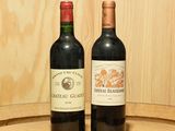 deux bouteilles de vin posées sur un tonneau