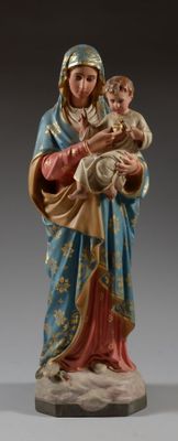 statue d'une femme tenant un enfant dans ses bras