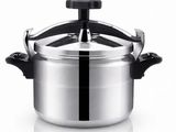 une image représentant une casserole en acier inoxydable avec un couvercle, sur fond blanc