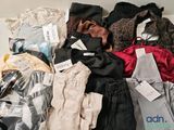 une pile de vêtements posée sur le sol