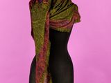 un gros plan d'une écharpe verte et violette sur un mannequin