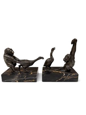 paire de serre-livres en bronze représentant des oiseaux, sur des socles en marbre