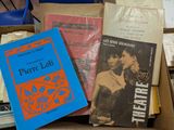 une boîte remplie de livres posée sur une table