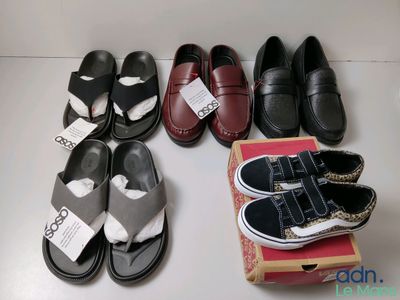 Plusieurs paires de chaussures sont alignées sur une table