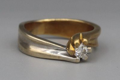 Bague en or ornée d’un brillant solitaire.