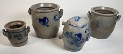 trois vases bleus et blancs sont posés sur une surface blanche