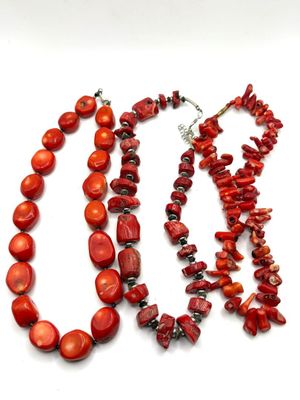 Trois colliers en perles et parties de branches de bambou te…