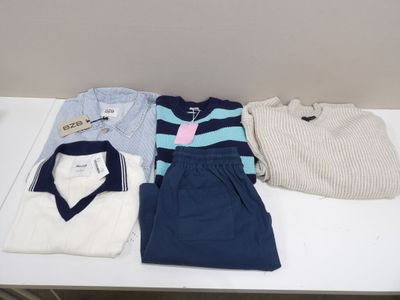 beaucoup de vêtements posés sur une table