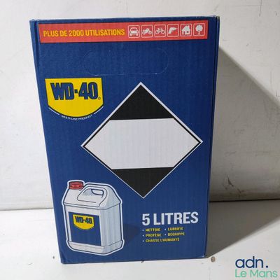 un bidon de 5 litres de WD-40 posé sur la table