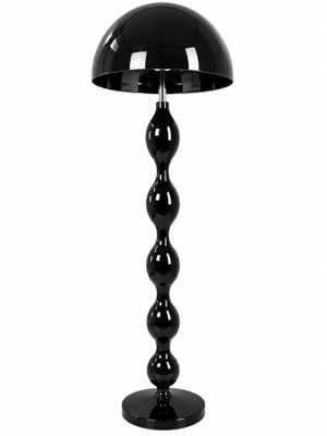 une lampe de table noire surmontée d'un abat-jour noir