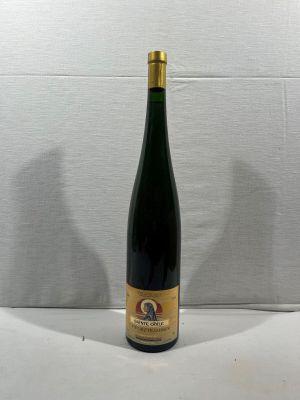 une bouteille de vin posée sur une table blanche