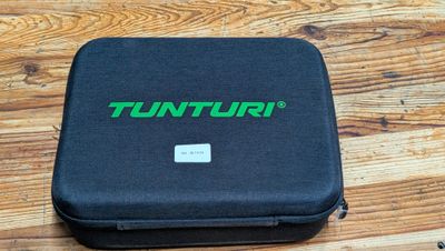 un petit étui noir orné d'un logo vert