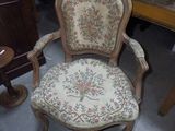 une chaise dont le dossier et l'assise sont recouverts d'un tissu à motifs floraux