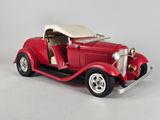 une maquette de voiture rouge avec un toit blanc