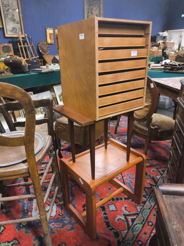 Lot comprenant chevet de manufacture contemporaine, une table sty...