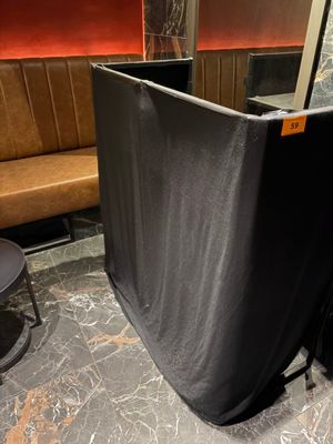une table noire recouverte d'une nappe noire