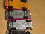quatre modèles différents de téléphones portables posés sur une table
