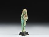 une statue égyptienne représentant une femme coiffée d'un scarnap
