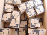 une boîte en carton remplie de cartons de vêtements, posée par terre