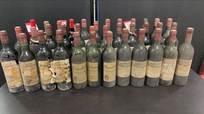 plusieurs bouteilles de vin sont alignées sur une table