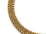 gros plan d'un collier en or sur fond blanc
