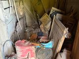 une pièce remplie de bric-à-brac