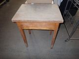 une petite table en bois sur laquelle est posé un ordinateur portable