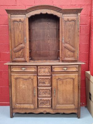 Buffet deux corps en chêne mouluré et sculpté (H : 224 cm ; …
