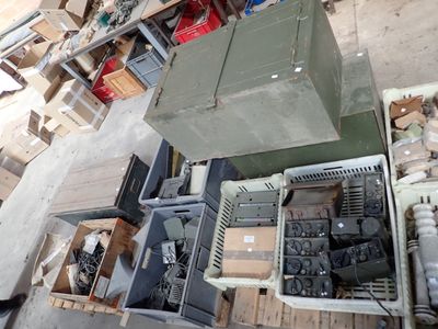 un tas d'appareils électroniques divers dans un entrepôt