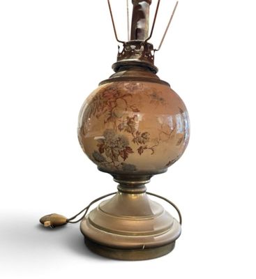 une lampe posée sur une table