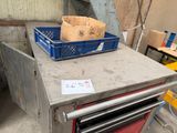 un four rouge posé sur une table dans une pièce