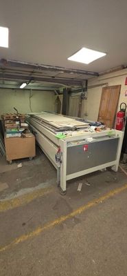une photo d'une grosse machine dans un entrepôt
