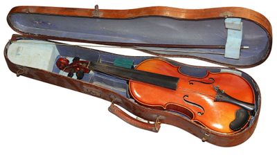 un violon dans un étui avec un archet à l'intérieur