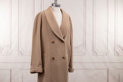 une image d'un manteau sur un support de mannequin