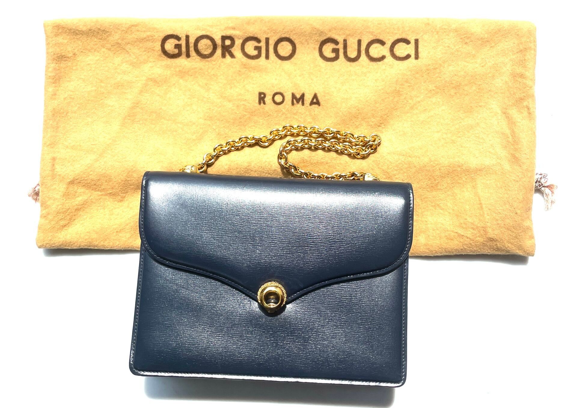 GUCCI - Sac à main en cuir bleu marine et garniture en métal doré, ouvrant sur une pochette principale comportant 4 p...