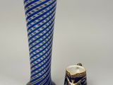 deux vases posés l'un à côté de l'autre sur une table