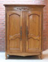Armoire en bois naturel, mouluré et sculpté ouvrant à deux v…