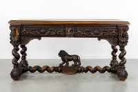 Un bureau ou une table de bibliothèque richement sculpté(e),… (photo 2)