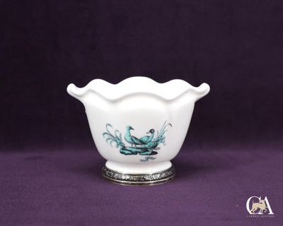 un gros plan d'un bol blanc orné d'un dragon bleu