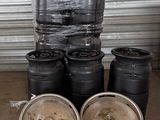 une pile de pneus et un récipient rempli d'eau posés par terre